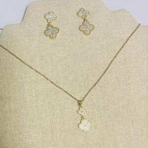 Source Unknown Gold Clover Double-Drop Necklace with Matching Earrings